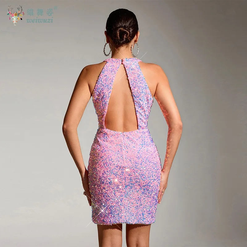 ピンクのラウンドネック、ハンギングネック、ノースリーブ、ヒップハグ、ショート丈のイブニングドレス、背中が大きく開いたブルーのスパンコールのイブニングドレス