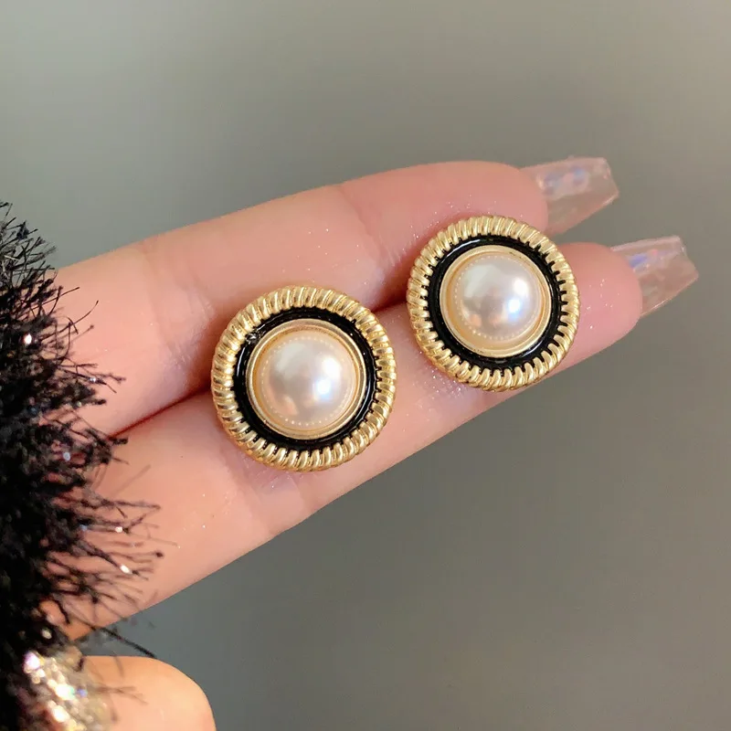 Trendy Imitation Pearl Stud Earrings for Women New Fashion Geometric Golden Metal Black Circle Round Earrings Small Jewelry