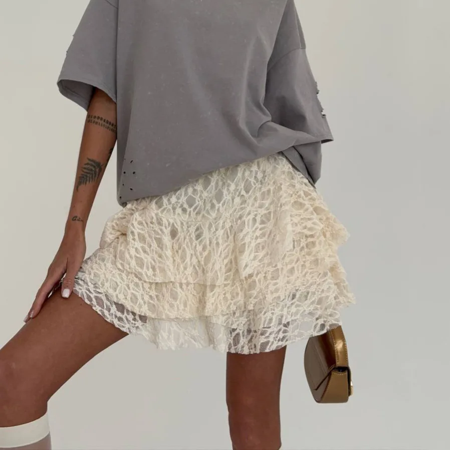 2025 ฤดูร้อนลูกไม้สีขาว Ruffle กระโปรงสั้นเอวสูงกระโปรงรูปตัว A