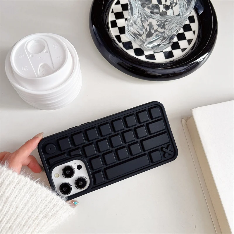 جديد الإبداعية أسود أبيض ثلاثية الأبعاد لوحة المفاتيح مكافحة سقوط غطاء من السيليكون آيفون 16 15 14 13 12 برو ماكس الكرتون لوحة المفاتيح لطيف غطاء الهاتف