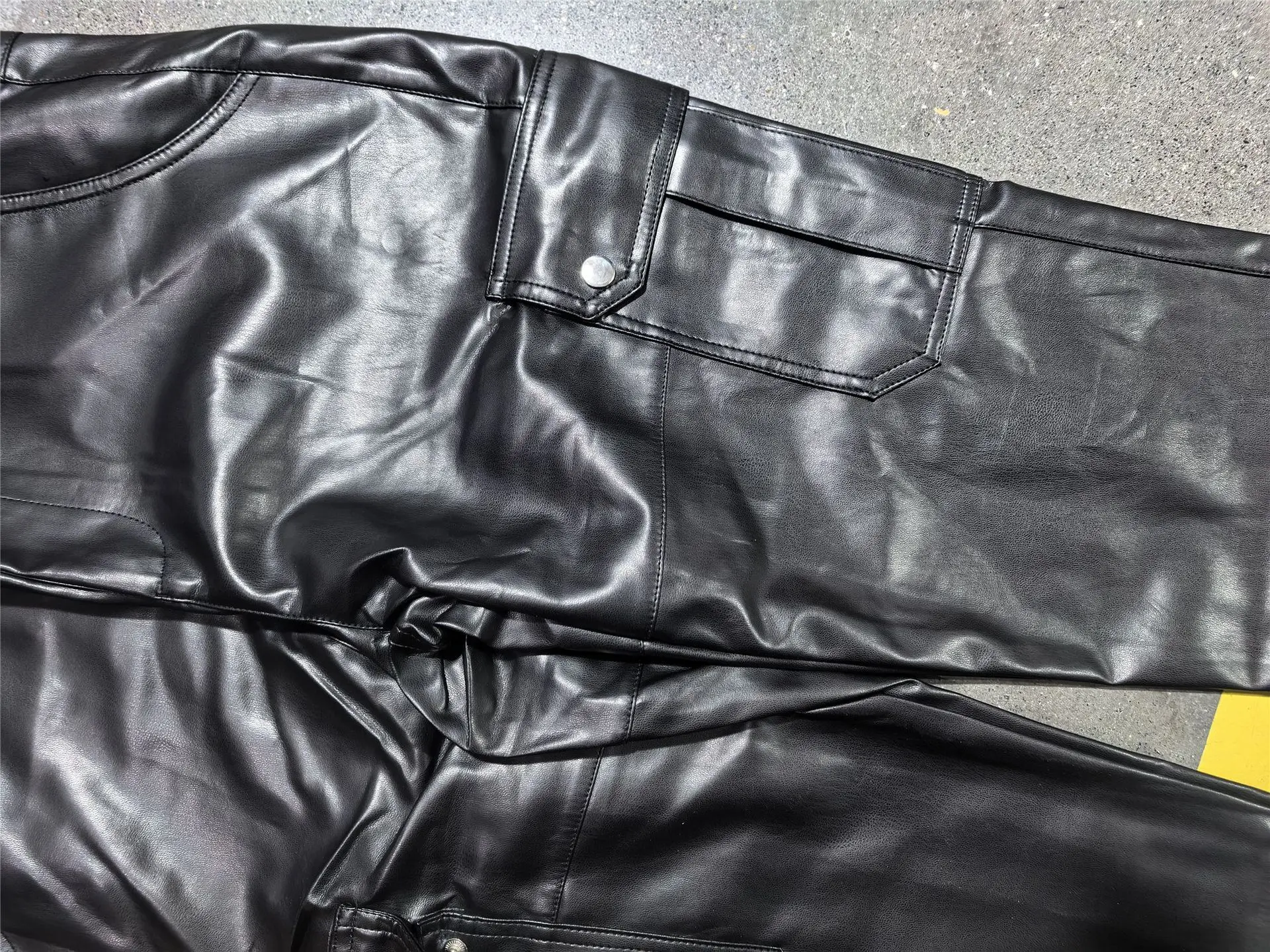 2026 Herren PU-Lederhose Slim Fit Casual Biker-Hose mit Gürtel Mehrere Taschen Streetwear-Hose Herbst Winter Übergröße XS-5XL – Detail 7