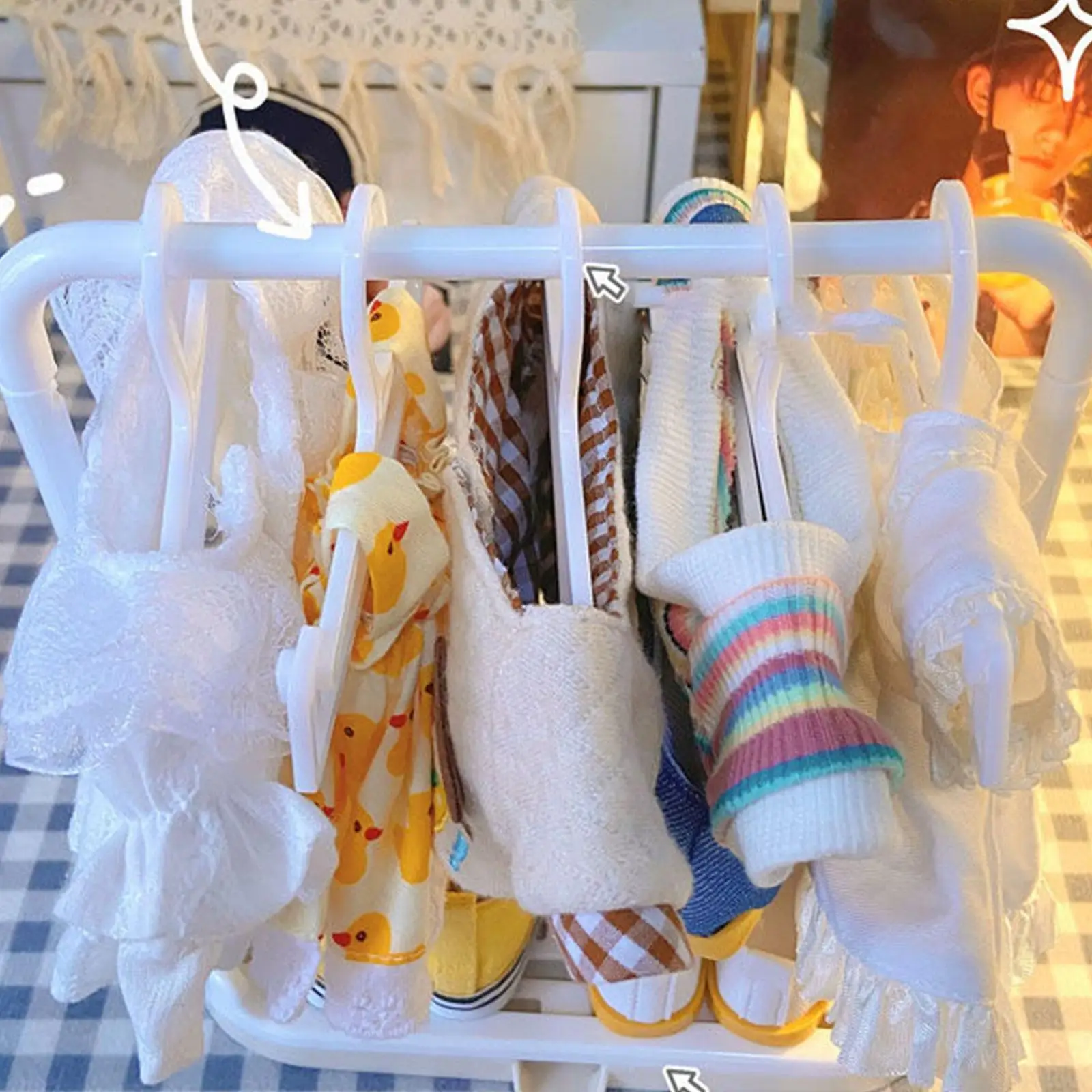 Appendiabiti in miniatura Scaffale portaoggetti Espositore per mobili in miniatura 10 grucce