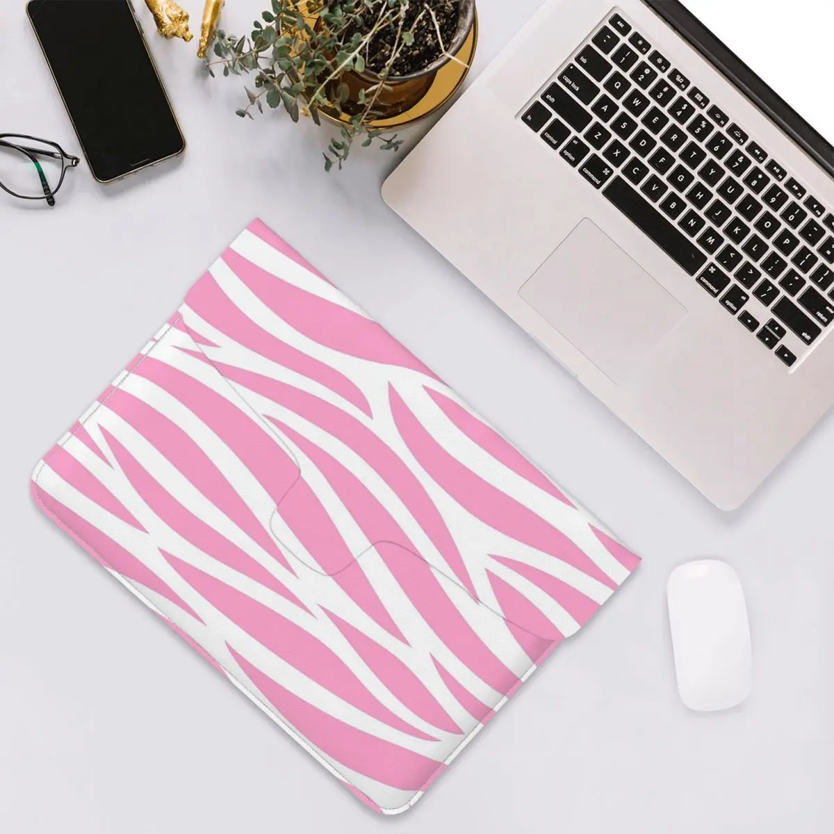 Zebra Pattern Pink Zebra Stripes PU Leather Horizontal Laptop Sleeve Shockproof Soft Lining Notebook Case 13 Inch
