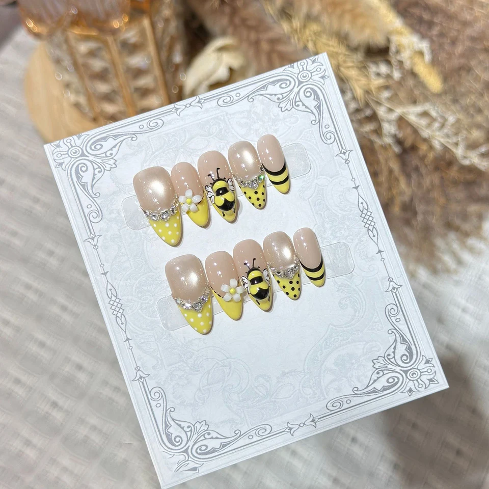 10 piezas de uñas postizas lindas con abejas amarillas, efecto ojo de gato, lunares, estilo francés, con flores de pedrería, hechas a mano 2