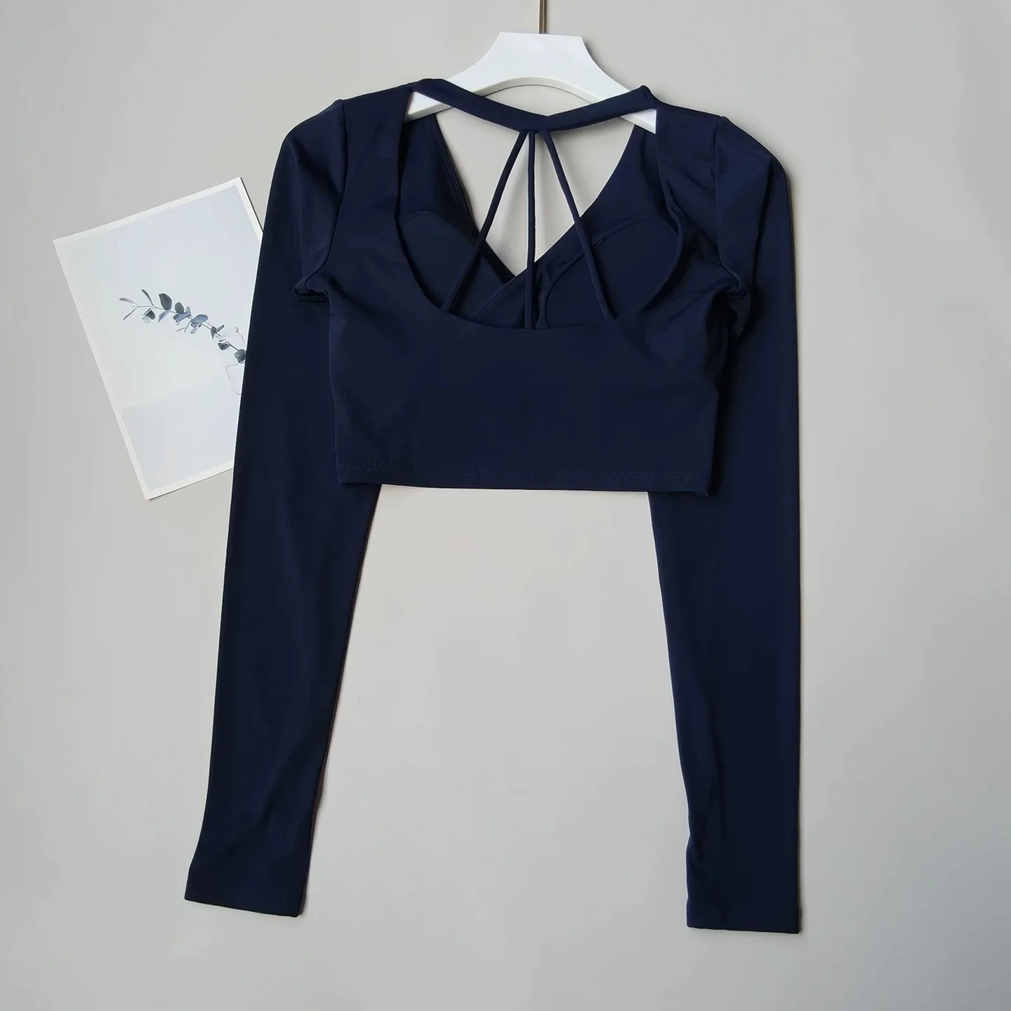 Kurzes Langarm-Yoga-Fitness-Outfit für Damen mit Brustpolstern für Yoga, Pilates und Workout – Detail 10