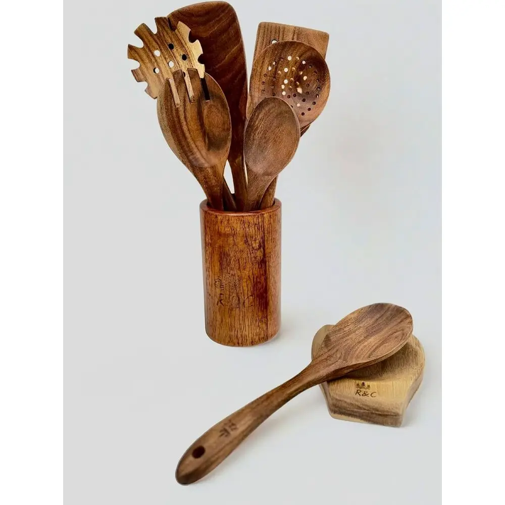 

Набор из 9 деревянных кухонных принадлежностей – премиальные ложки для готовки из тика, шумовки и сито с подставкой и крючками – экологичные, с антипригарным покрытием.
