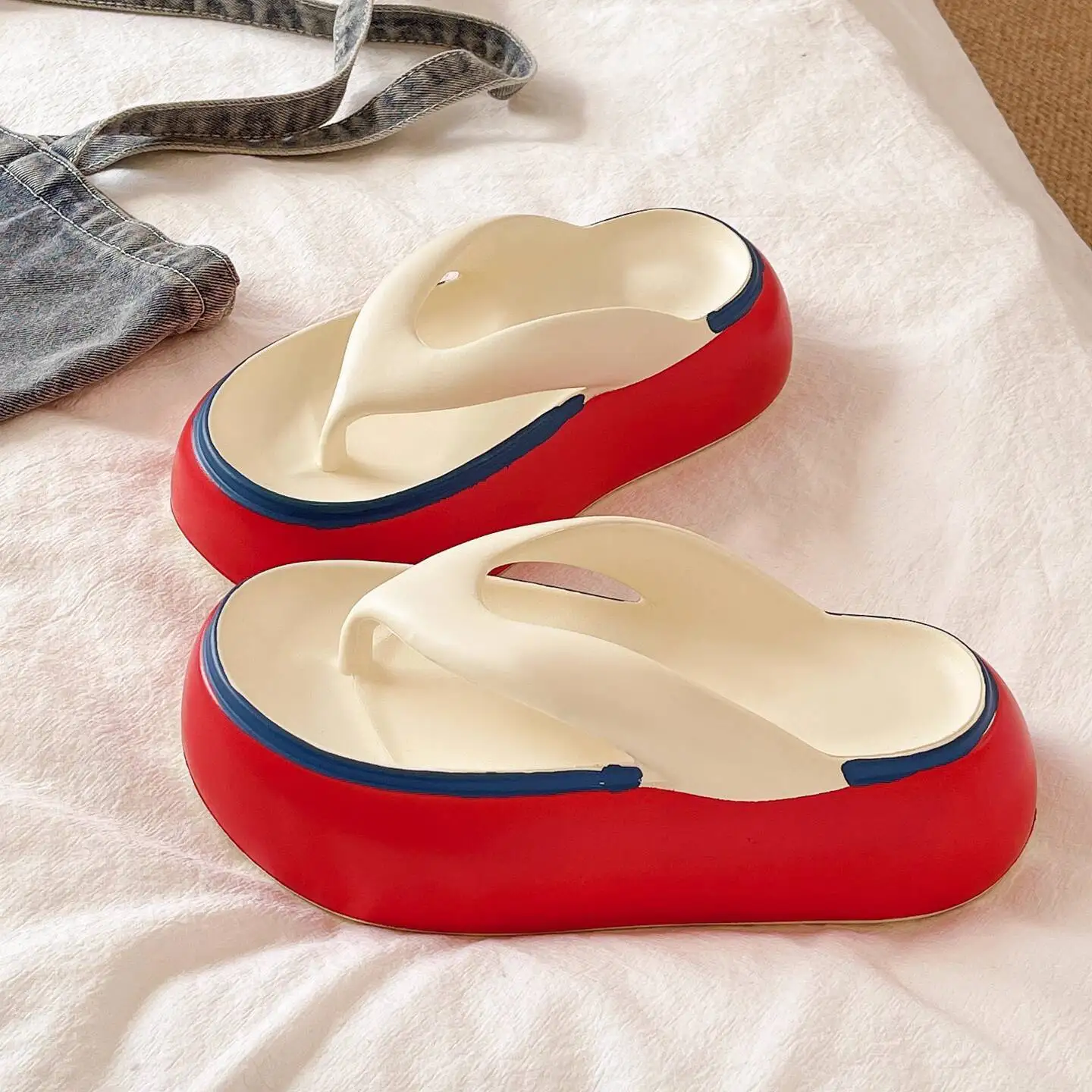 

Women's 2025 Summer New Thick Soled Elevated Flip Flops Fashion Contrast Color Non Slip Outdoor Beach Sandals