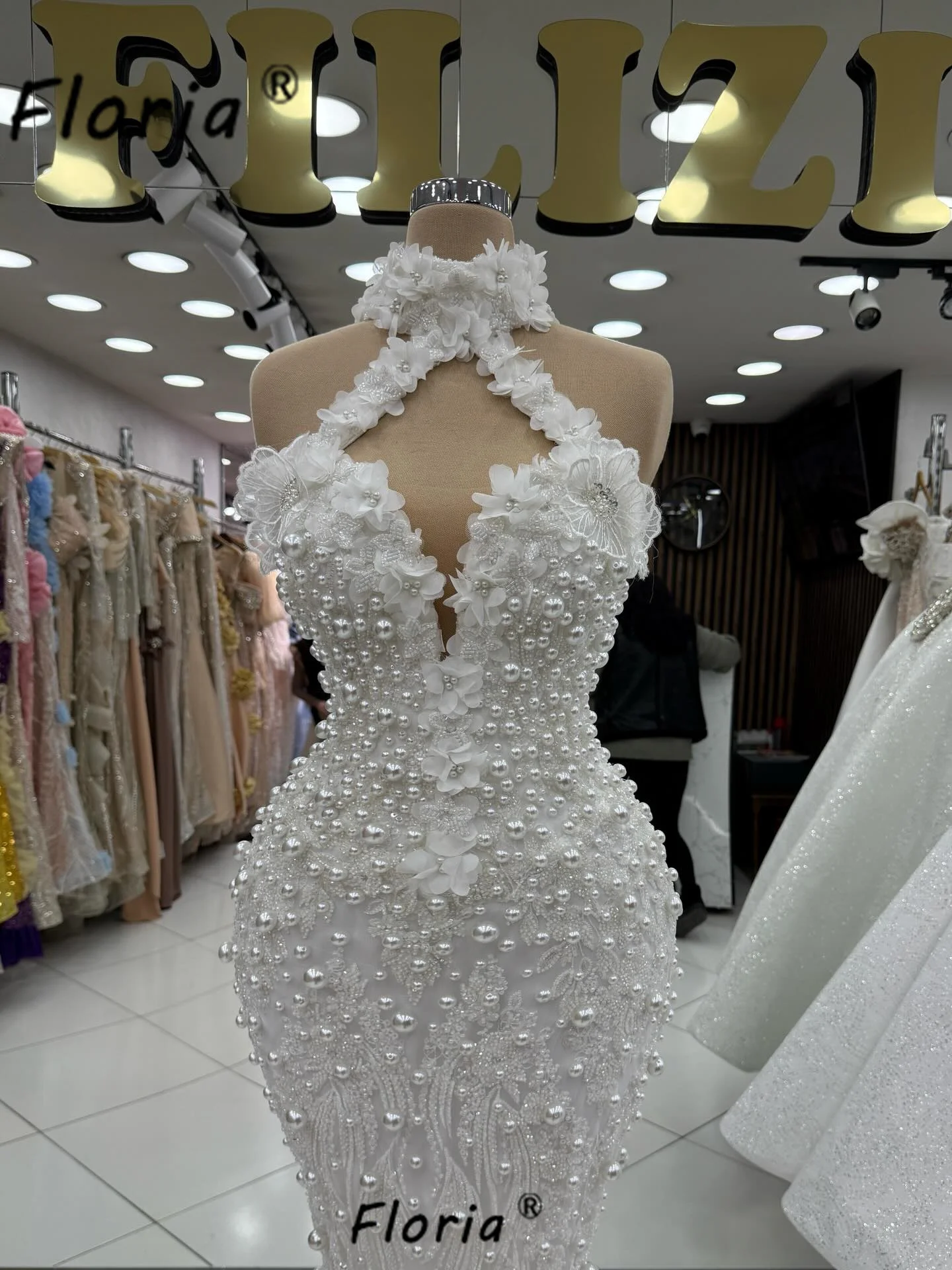 Abito da sposa bianco di lusso Perle di perline Appliques Sirena 3D Abiti da festa da sposa Prom Fiori personalizzati Design Abiti da gala