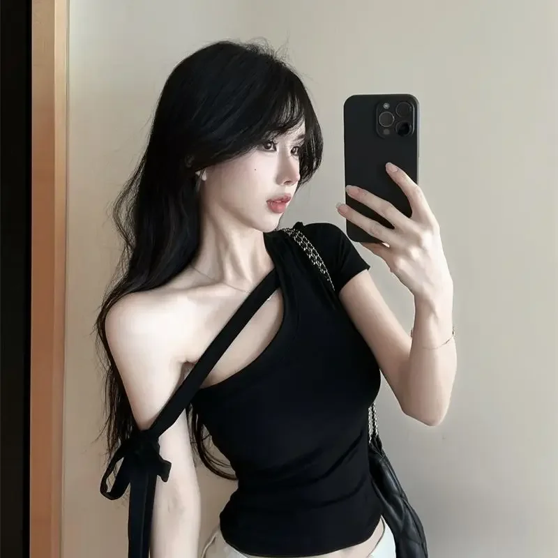 Camiseta de estilo coreano para mujer, camisetas informales de manga corta con hombros inclinados de Color contrastante, Top ajustado de verano 2025