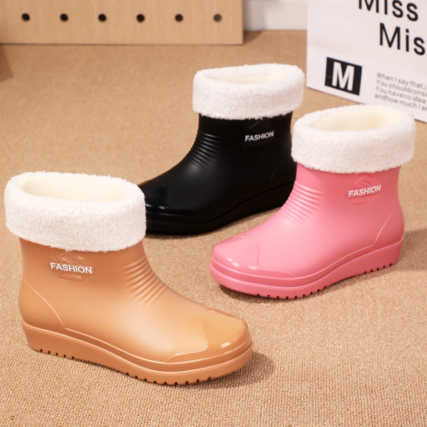 جديد احذية المطر النساء الموضة الخارجية قصيرة أنبوب أحذية ماء مقاوم للماء عدم الانزلاق المخملية الأحذية خفيفة الوزن شقة سوليد أحذية من المطاط