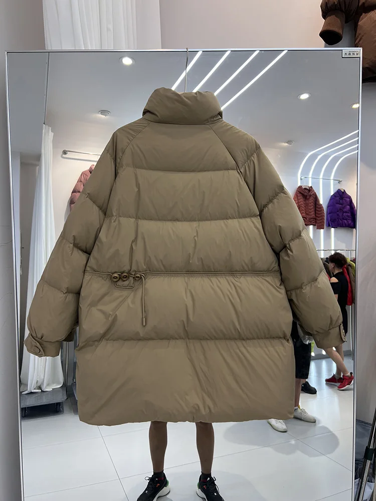 النسخة الكورية الوقوف طوق فضفاض الأبيض بطة أسفل سترة الشتاء المرأة الجديدة منتصف إلى نمط طويل مع مشبك تصميم أسفل معطف