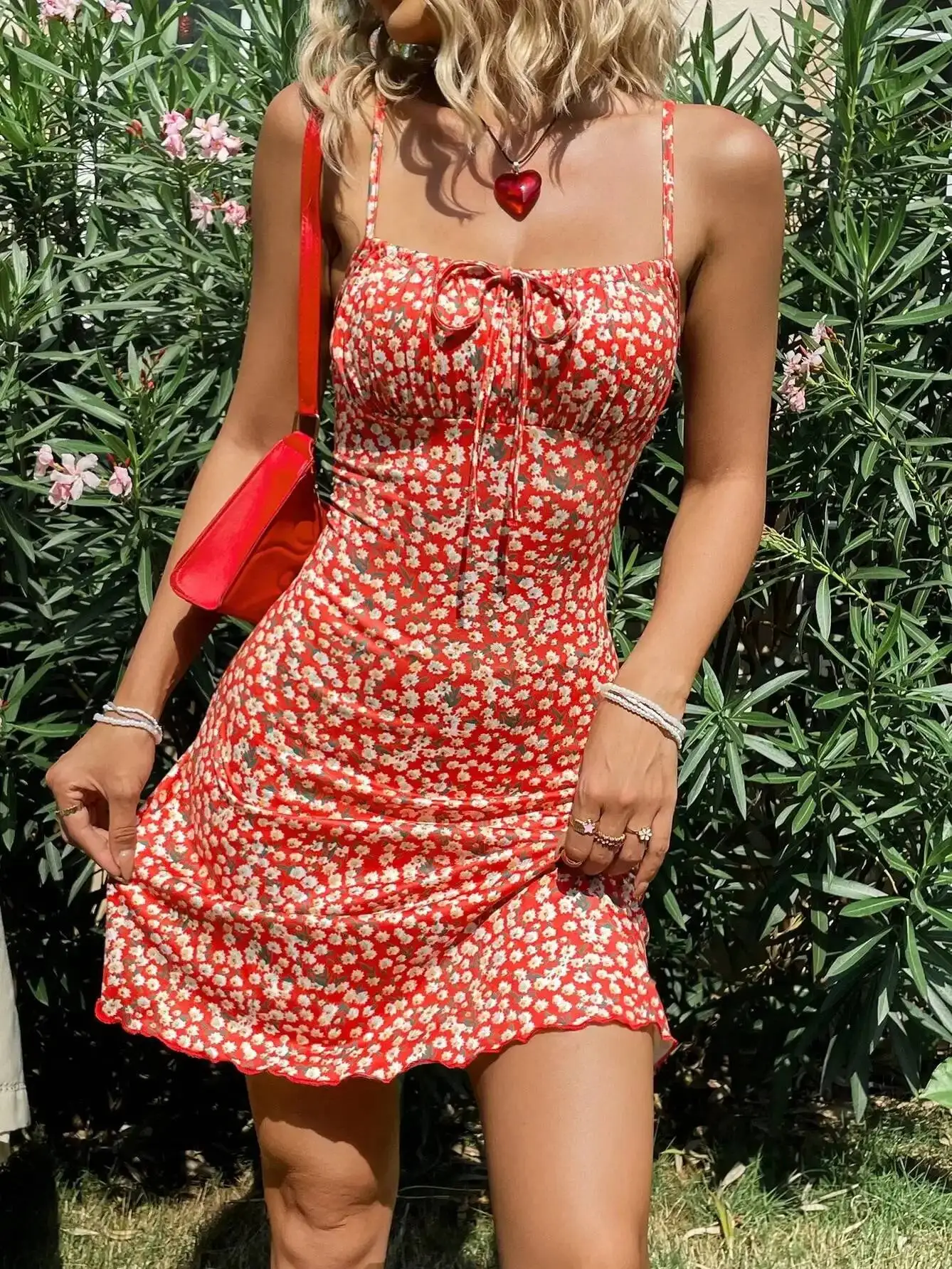 甘いファッションの女性用ミニドレス、スタイリッシュな赤いプリントのサスペンダー付き花柄ドレスは、夏の外出に最適です U4U6