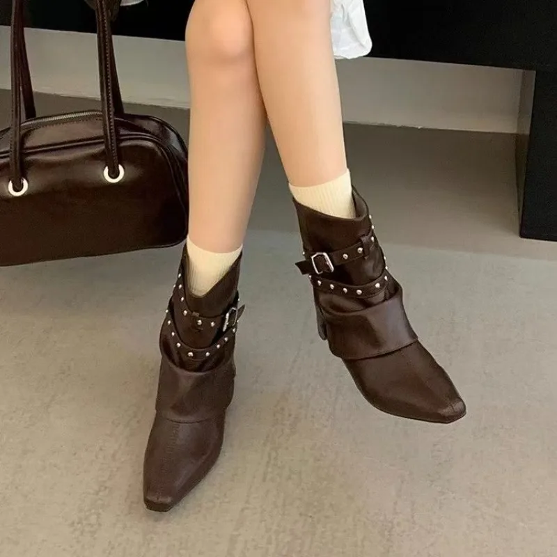 

Зимние модные ботинки, предназначенные для женщин в 2023 году, с простыми металлическими украшениями и ботинками на низком каблуке.