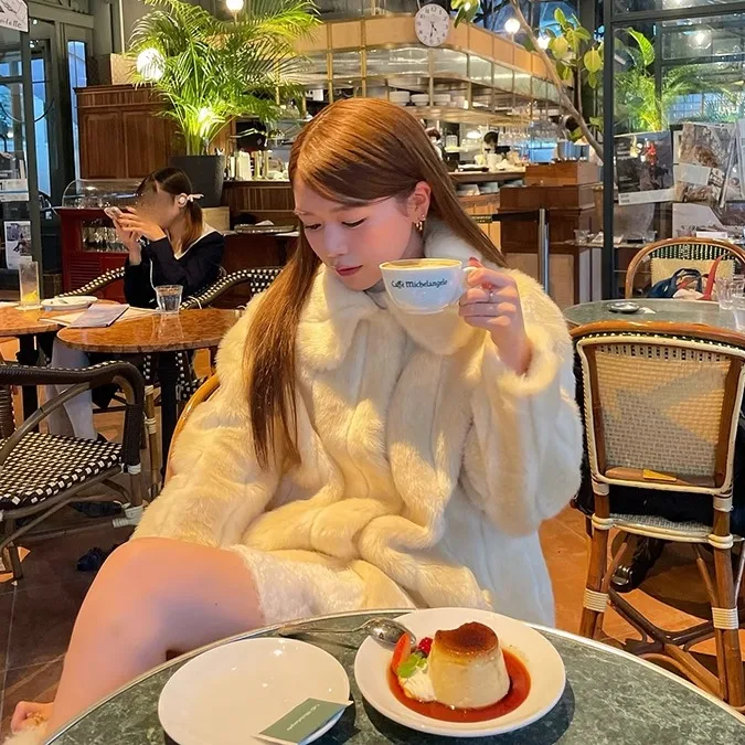 Zimowy płaszcz damski w stylu japońskim, pluszowy, modny, luźny, wyszczuplający, miękki, ciepły, gruby, ze sztucznego futra, kurtka futrzana, nowość 2025.