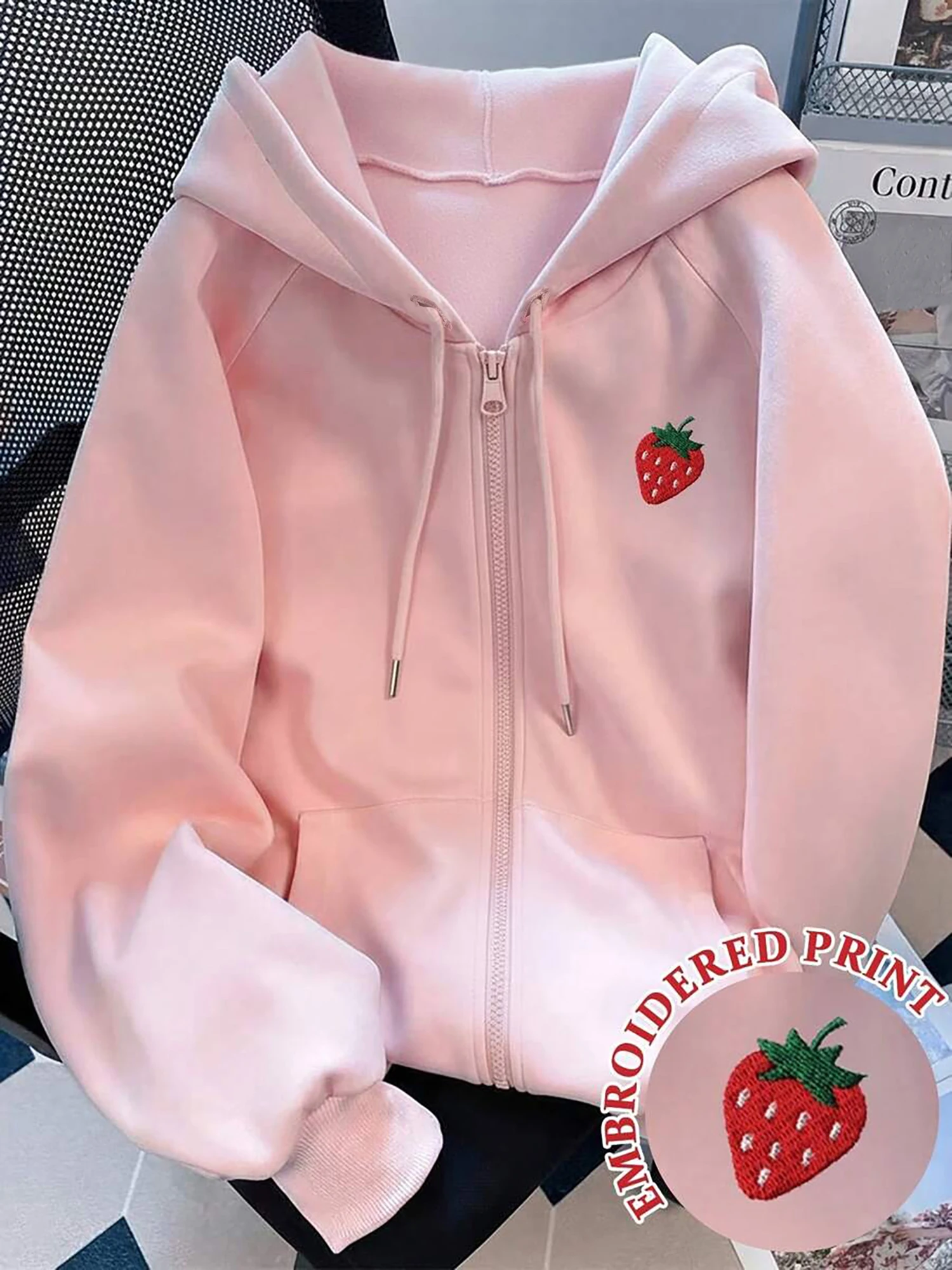 Mit Fleece gefütterter Kapuzenpullover mit Reißverschluss für Damen, lockerer, lässiger Kapuzenpullover mit Erdbeer-Stickerei, langärmlig, mit Tasche – Detail 1
