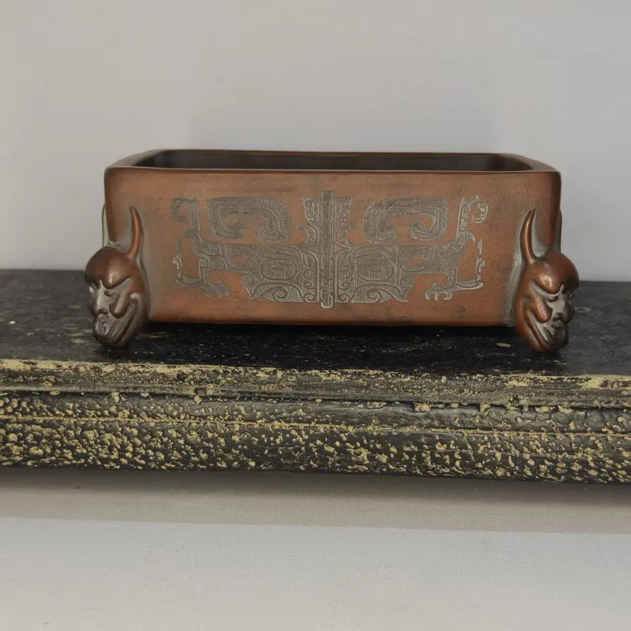 The antique-style bonsai pot designed by Ghost Face