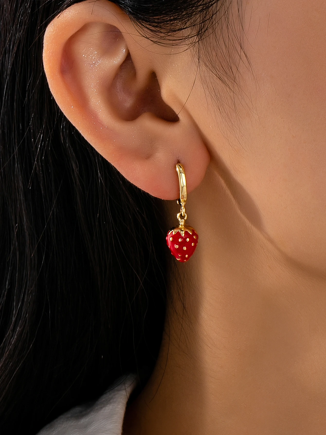 A Pair of Charming, Versatile, Light Luxury and High-End Strawberry Earrings