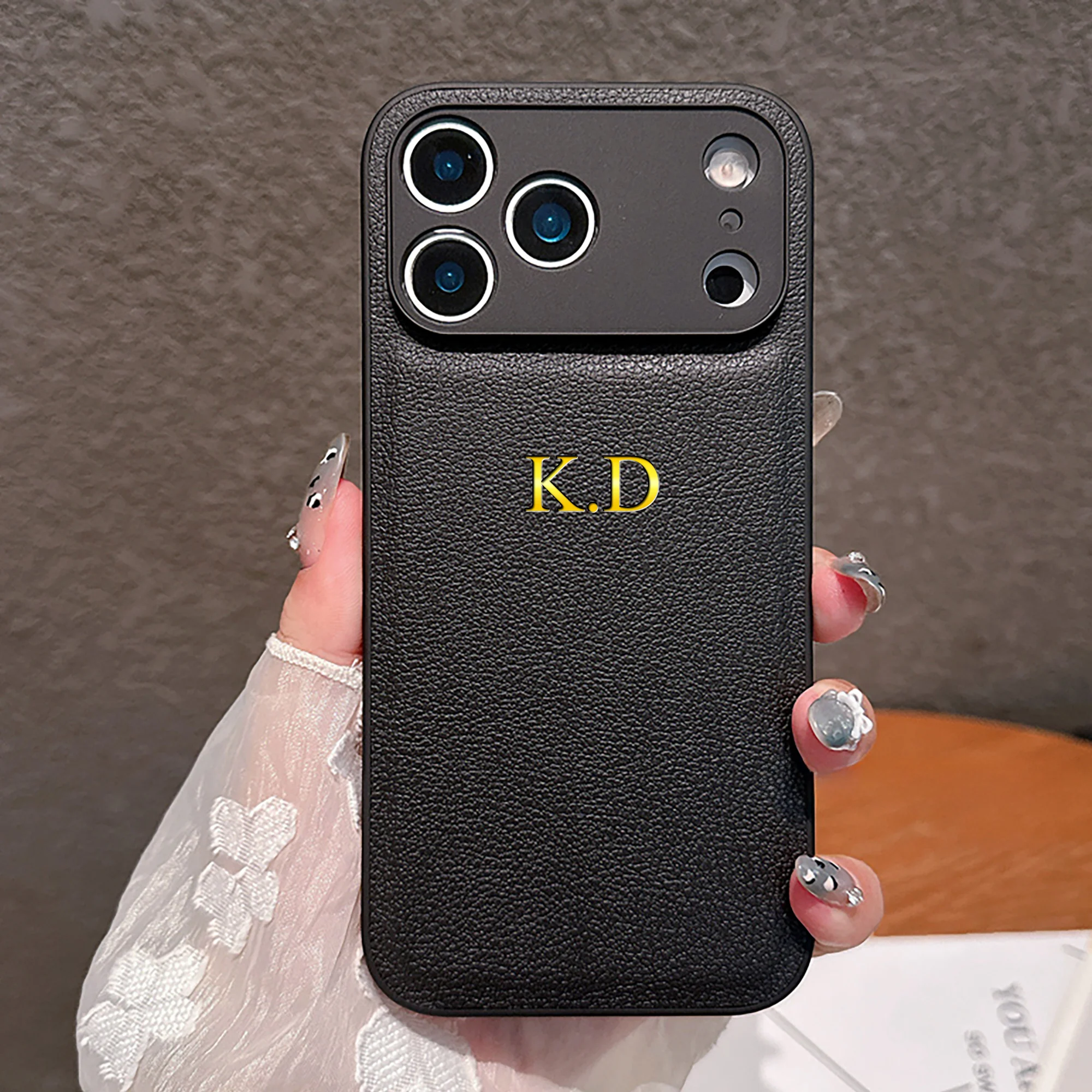 Gepersonaliseerde aangepaste naam Initial Gold Hot Foil gegraveerd luxe kunstleer hoesje voor iPhone 17 16 15 14 13 Pro Max Plus Air Gift