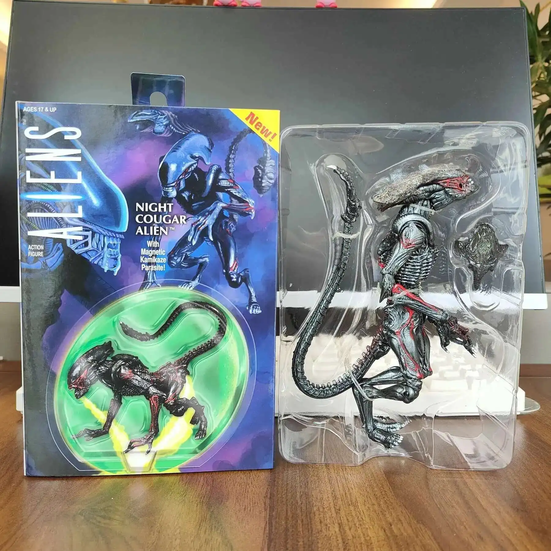 جديد Neca Alien Night Cougar Alien مع عمل الطفيلي كاميكازي المغناطيسي شخصية مخصصة جمع نماذج اللعب