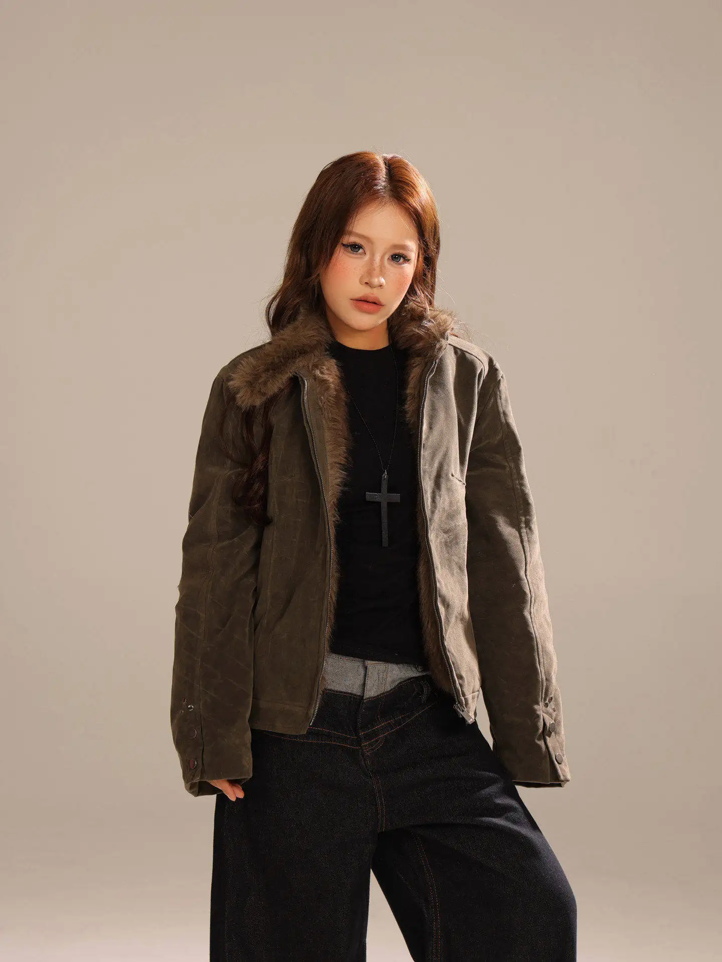 

Новая модная женская куртка свободного кроя светло-голубого цвета с меховым воротником и вставками из хлопка для осени и зимы