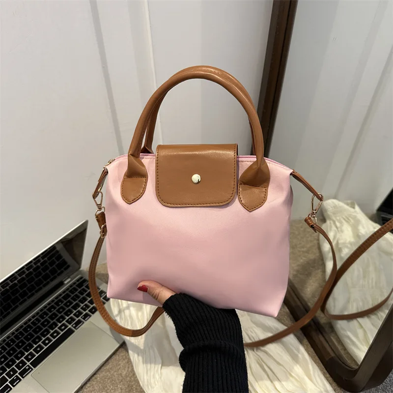 حقيبة حمل شعبية غير رسمية على الموضة 2023 حقيبة كتف محمولة جديدة ذات سعة كبيرة من النايلون بألوان متباينة