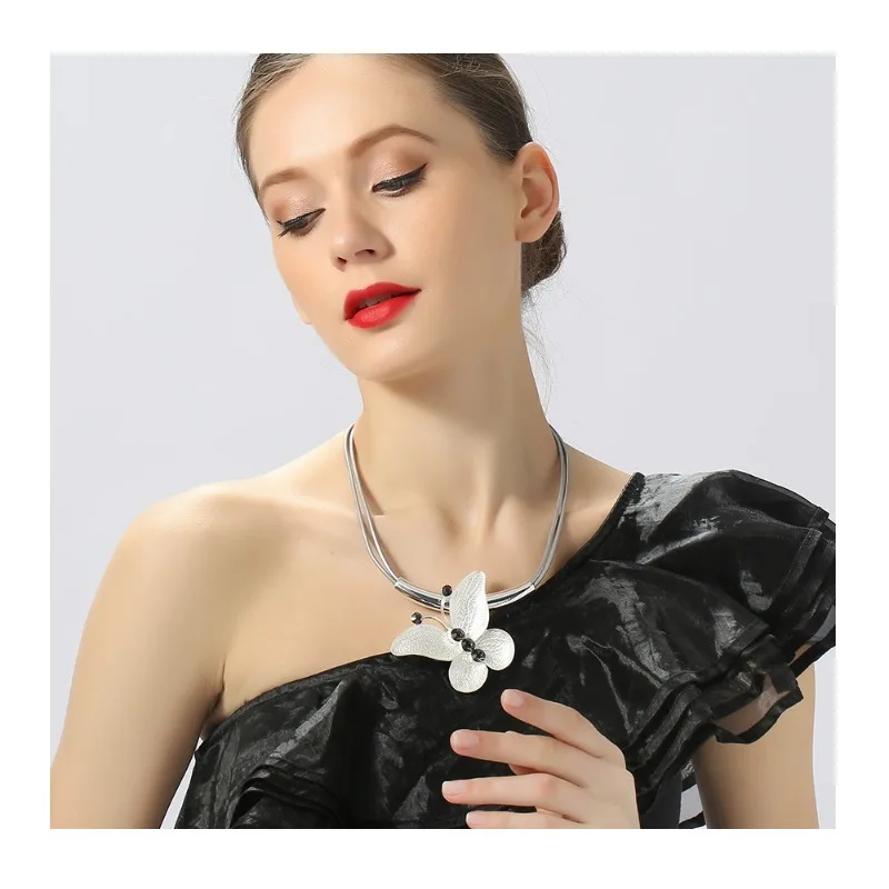 

Hot-selling Popular Necklace Butterfly Diamond Short Pendant Women's Metal New Hot-selling Sweater Chain
