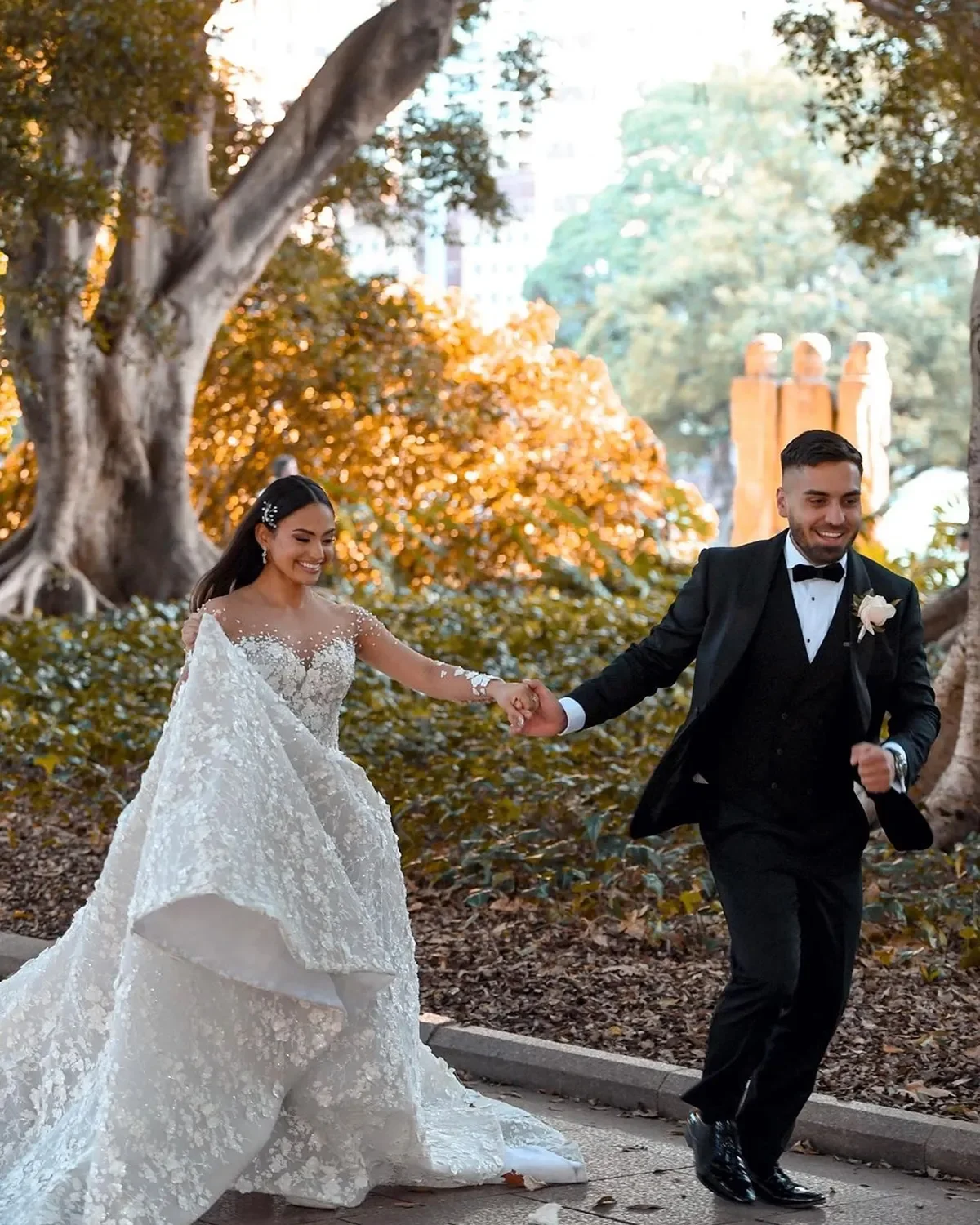 Robe De mariée trapèze personnalisée en dentelle 3D brillante, col transparent, perles appliquées, manches longues, Illusion au dos