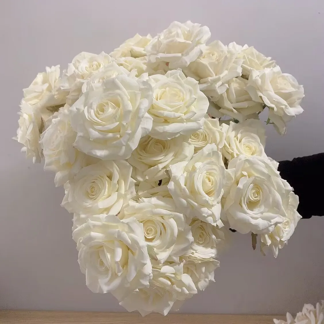 7-Köpfiger Rosenstrauß Künstliche Blumen Weiß Beige Elfenbein Vintage-Rosen Wohnzimmer Trockenblumen-Dekoration Hochzeit