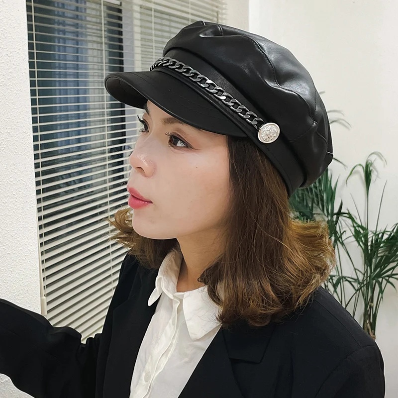 Gorra octogonal de moda Ins con cadena de Metal decorativa, boina de cuero Pu rentable para mujer, sombrero con visera que combina con todo estilo Harajuku