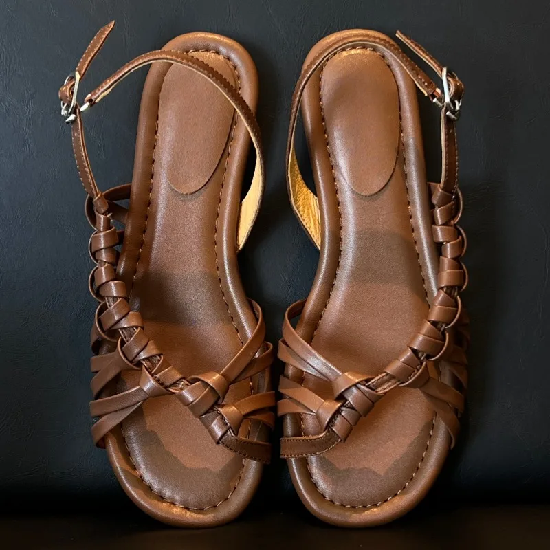 2026 New One Buckle Low Heel Woven Breathable Temperament Open Toe Sandals Women Summer All-match Roman Shoes