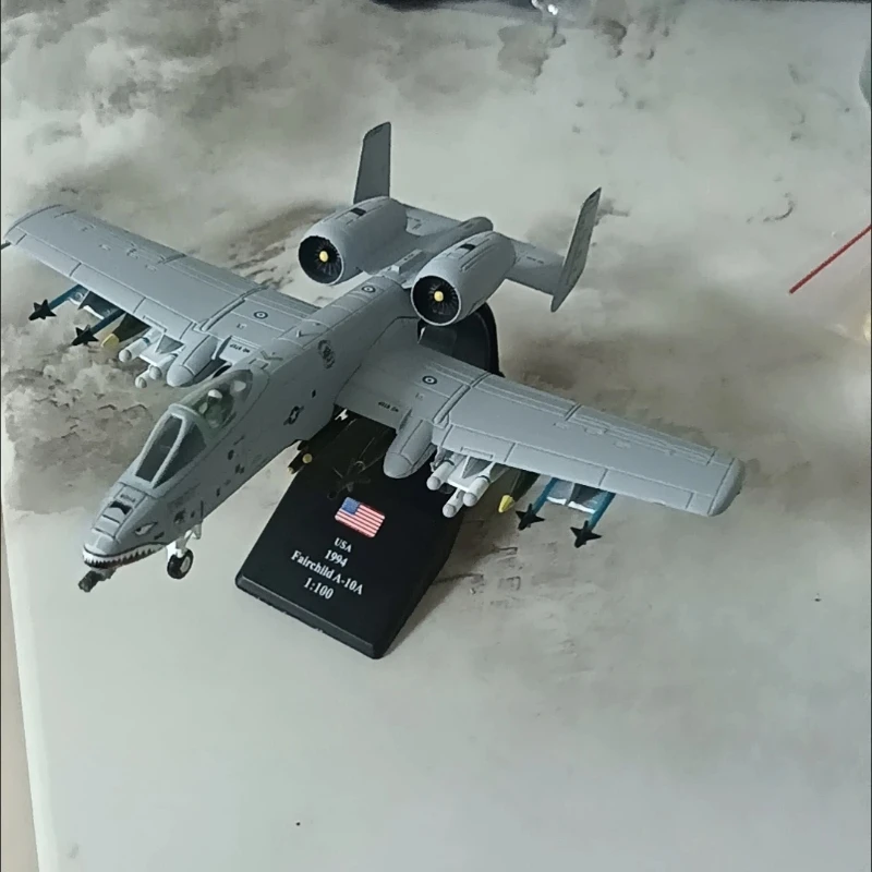 Model Airplanes Model 1:100 Thunderbolt Thunderbolt Attack Aircraft Shark Mouth A-10 Fighter Aircraft Model Collection Ornament