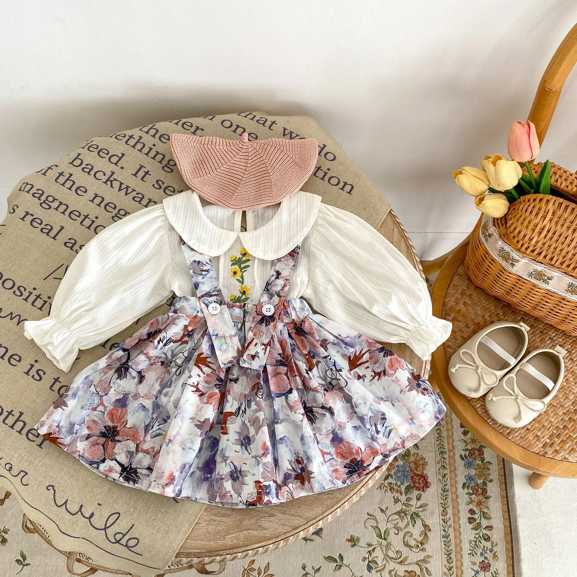 Spring And Autumn Baby Clothing For Girls Fashionable And Versatile Small Daisy Embroidered Top+Ink Wash Floral Strap Skirt Set