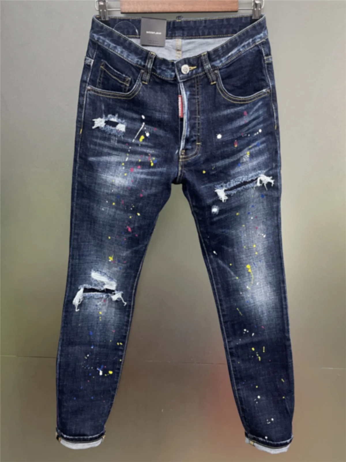 2024 Primavera y novedad de verano D2 Jeans hombres lavado rasgado parche pintura corte tridimensional Slim azul