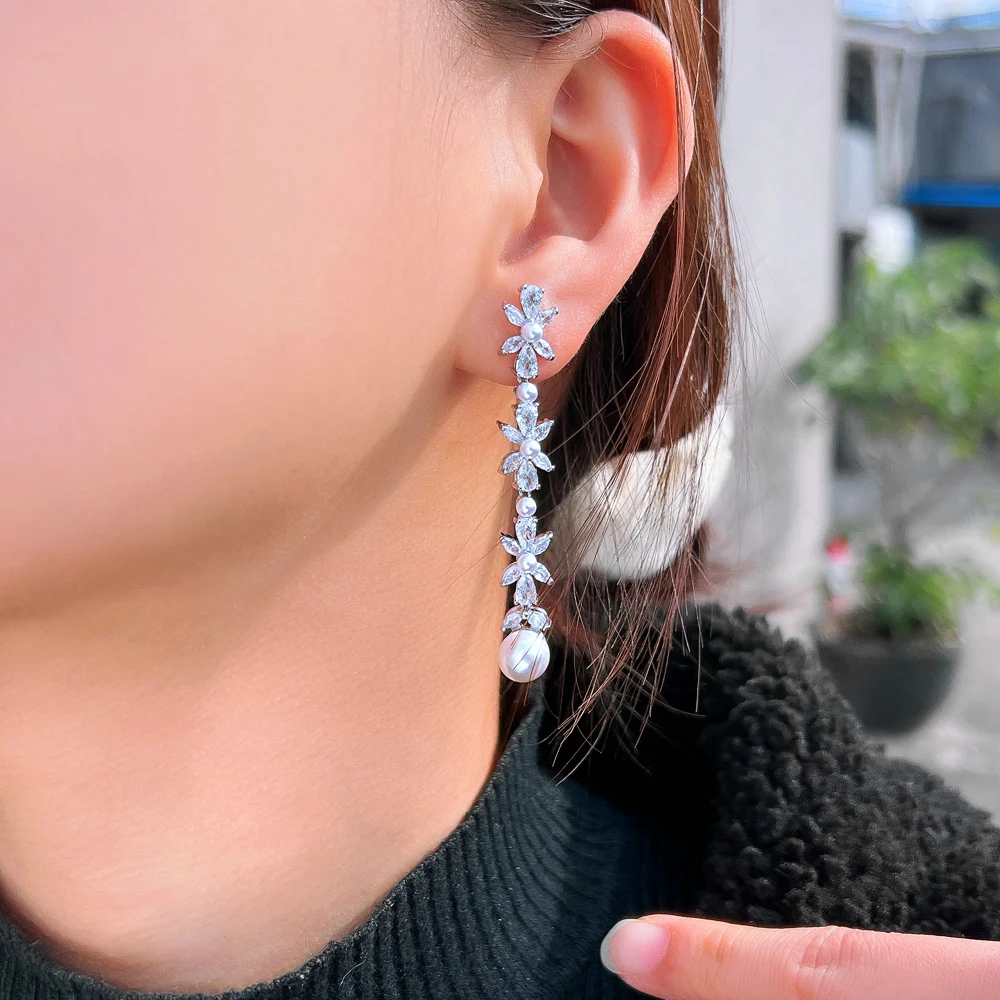 CWWZircons Glänzende weiße CZ-Silberfarbene lange hängende Perlen-Blumen-Blatt-Zirkonia-Ohrringe für Damen, Hochzeit, Großhandel E0916 – Detail 2