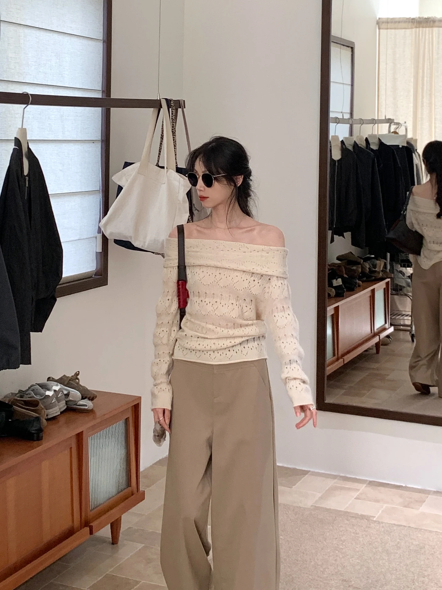 

Soft Bear Velvet One oulder Hollow out Knitted Sweater Women's Sle Trendy Bal Long Sve Top for Autumn Season