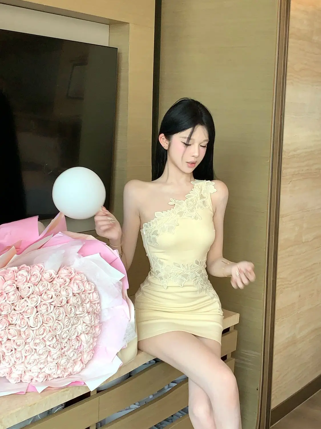 2025 nova elegância mini vestidos de luxo pesado amarelo bordado assimétrico ombro vestido verão elegante envoltório bodycon saias