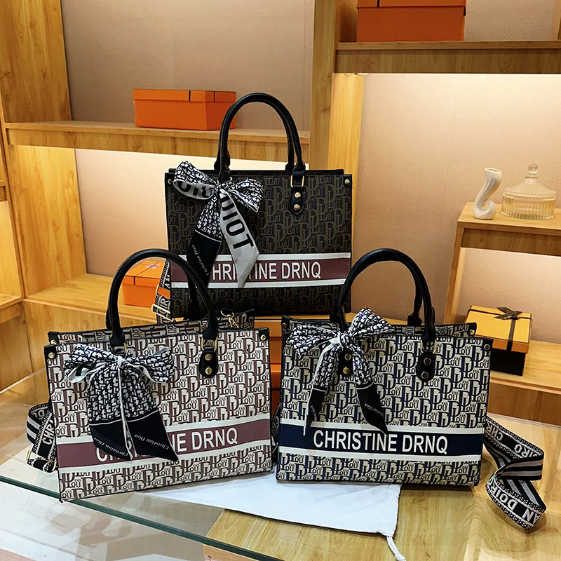 

2026 Women's Printed Tote Bag Luxury Designer Handbag Large Capacity Shoulder Bag Niche Casual Fashion Purse