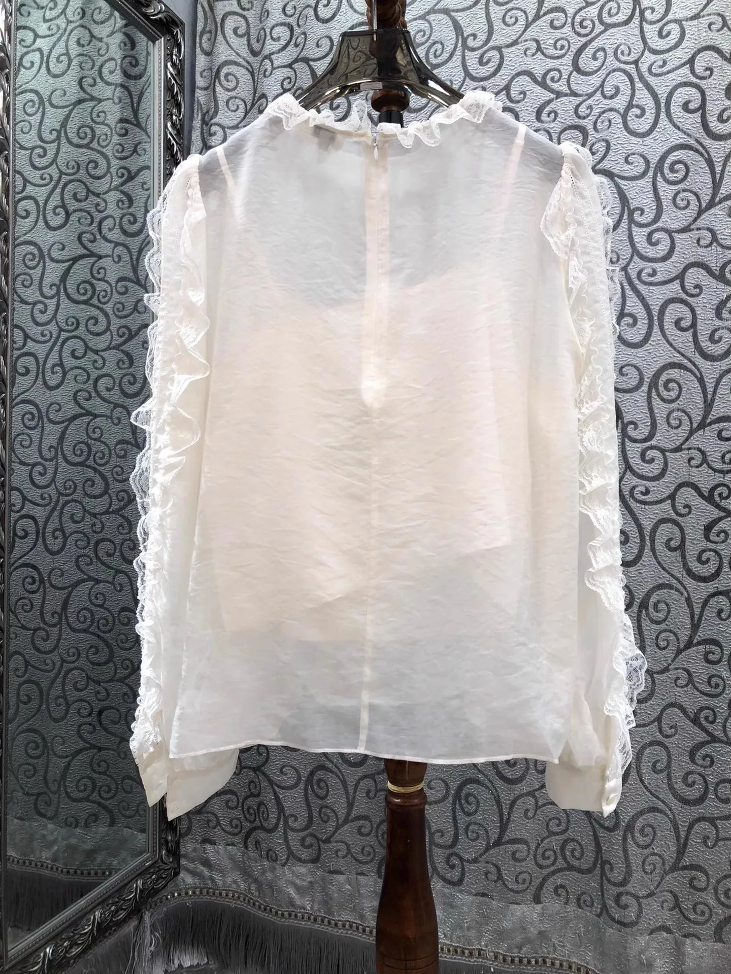 เสื้อเบลาส์คุณภาพสูง ดีไซน์ใหม่ ปี 2026 สไตล์ฤดูใบไม้ผลิ-ฤดูร้อน สำหรับผู้หญิง แต่งระบายลูกไม้ลายดอกไม้ ผ้าไหมผสมคอตตอน แขนยาว