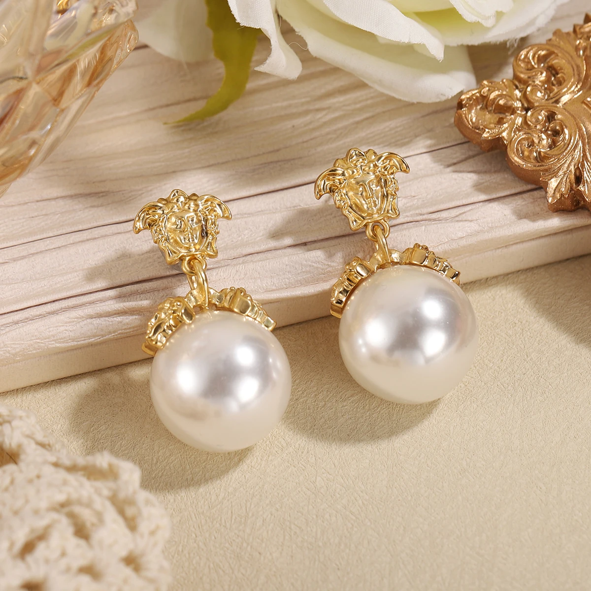 Baroque-style Pearl Pendant Earrings with Portrait Motifs, Women's Vintage Gold-Plated Medusa Pendant Earrings, Courtly Style