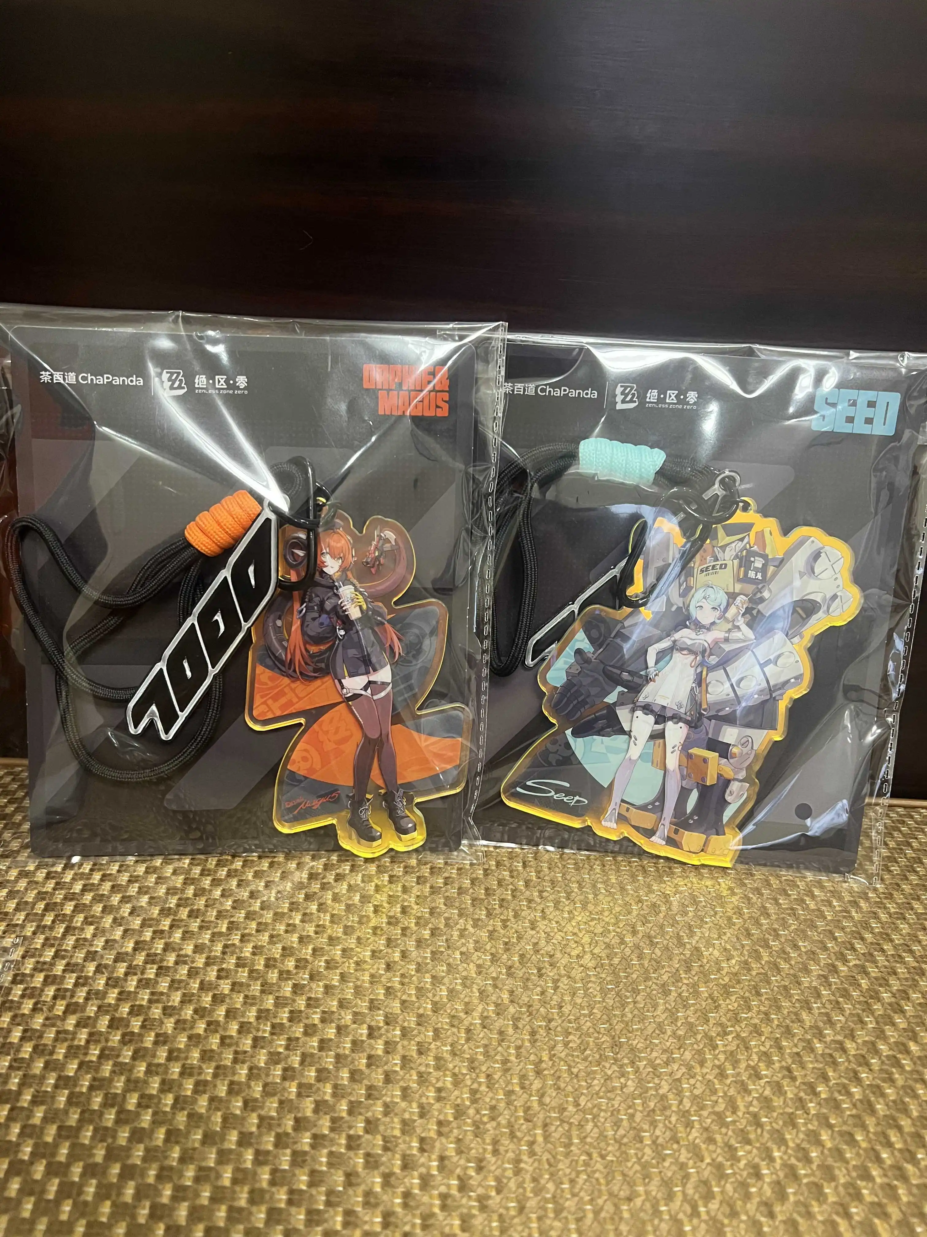 

Zenless Zone Zero Orphie "Magus" Magnusson Flora Cosplay Standing Sign Pendant Cartoon Laser Ticket Badge Keychain Xmas