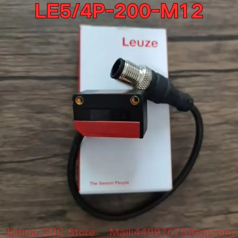 

New LE5/4P-200-M12 photoelectric sensor