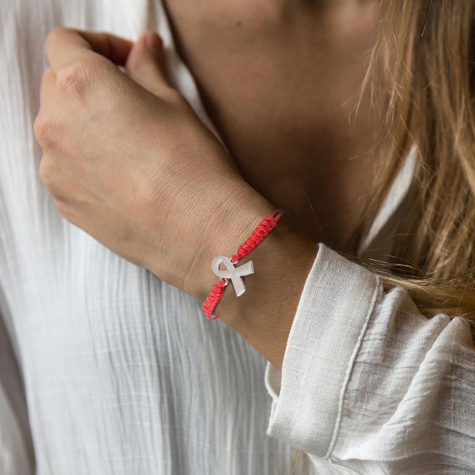 Bransoletka na świadomość zdrowia piersi dla kobiet, ręcznie robiona wstążka, lekka pielęgnacja medyczna, poliester, stop, czerwona wstążka.