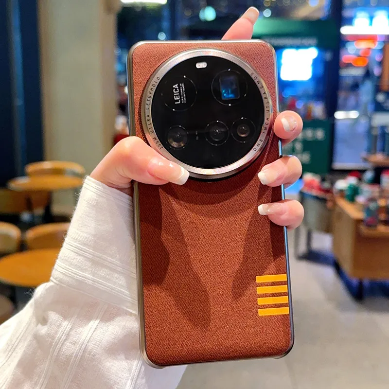 حافظة لهاتف Xiaomi 15 Ultra بتصميم كلاسيكي ناعم الملمس من القماش بإطار معدني مرتفع وعدسة الكاميرا وغطاء فضي بألوان متباينة