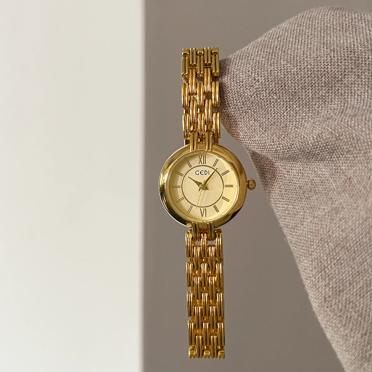 Watch for women retro simple Round dial bracelet high beauty gold bracelet waterproof quartz watches