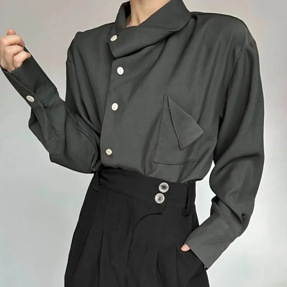 Camicia a maniche lunghe in tinta unita a maniche lunghe da uomo nuova primavera 2025 Elegante retrò di fascia alta Moda scollo allentato Design Irregolare Top da uomo