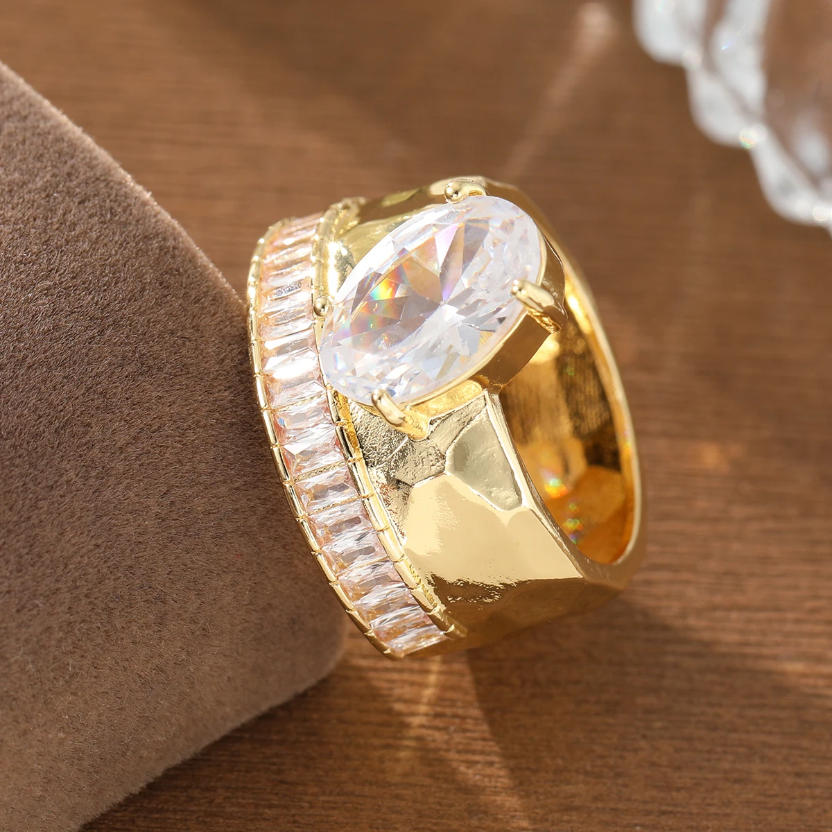 Der luxuriöse Strukturring mit künstlichem Edelstein und Kupfermaterial eignet sich für Hochzeiten und Bankette. – Detail 1