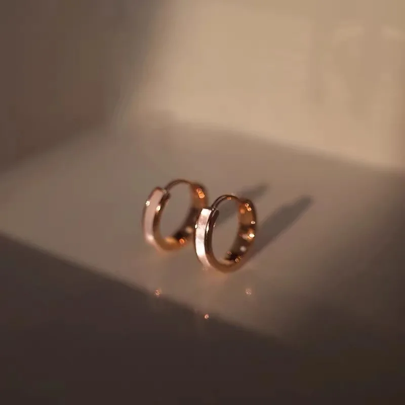 2026 New Minimalist Shell Hoop Earrings For Women Niche Design Cold Style High Sense Simple Temperament Circle Ear Jewelry Acces