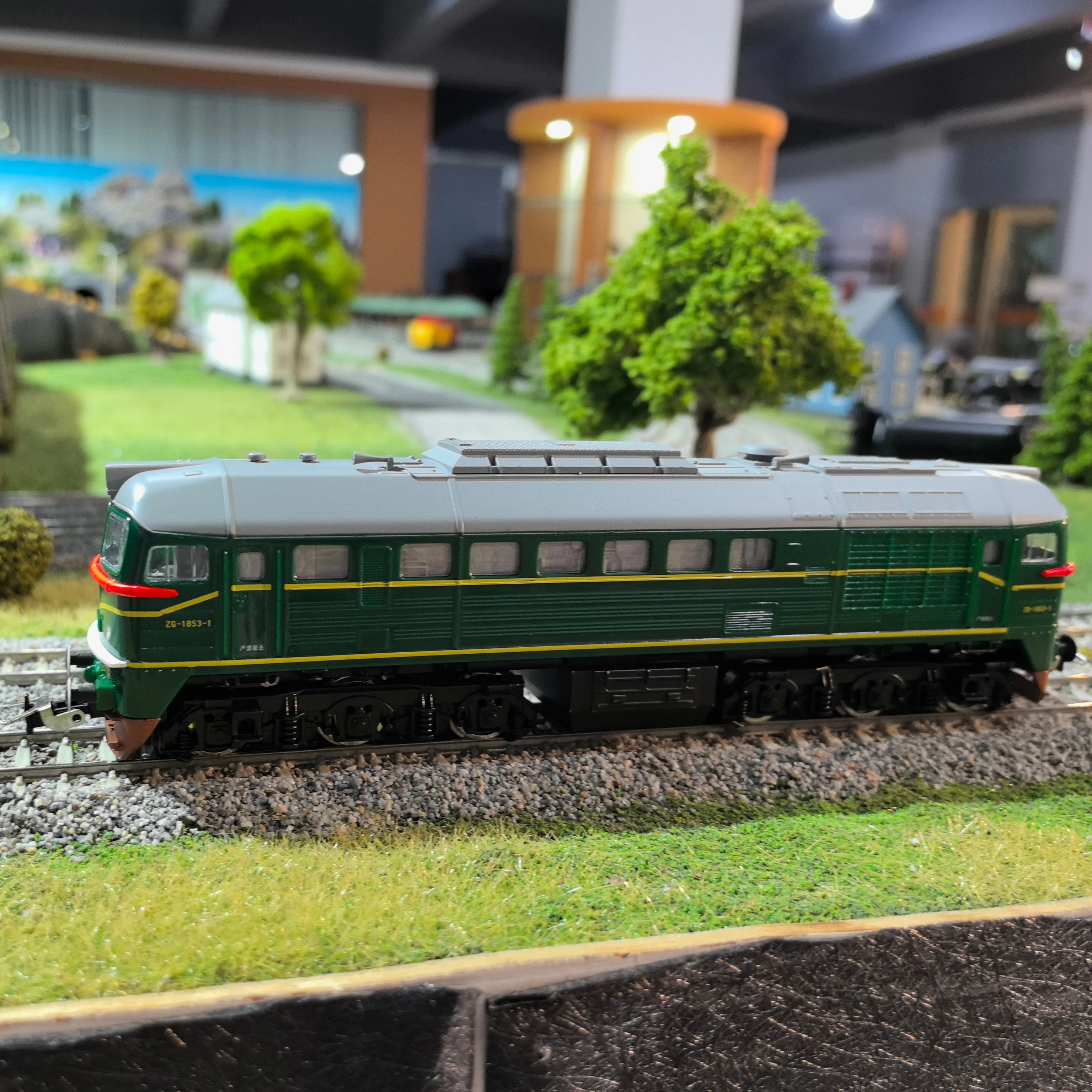 HO スケール 1:87 ロシア M62 ディーゼルと中国の緑色の客車列車モデル