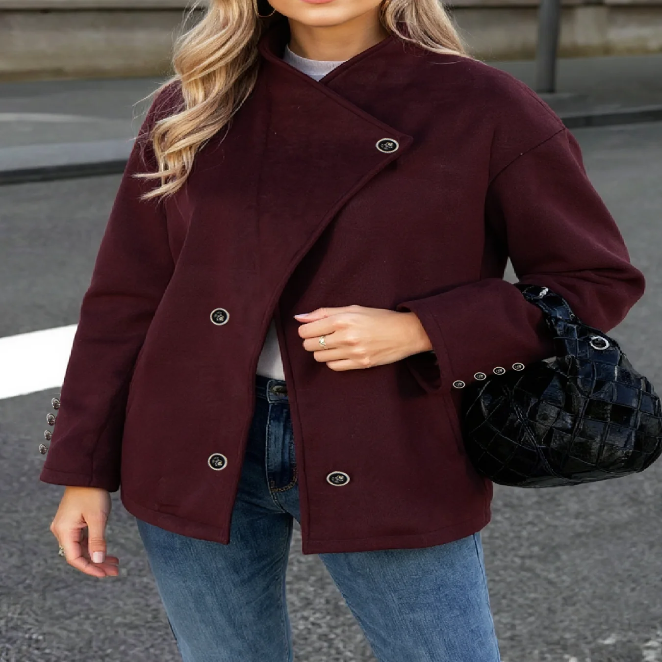 

Эта элегантное шерстяное пальто винно-красного цвета с воротником-стойкой и металлическими пуговицами наклонных пуговицах для женщин осенью и зимой.