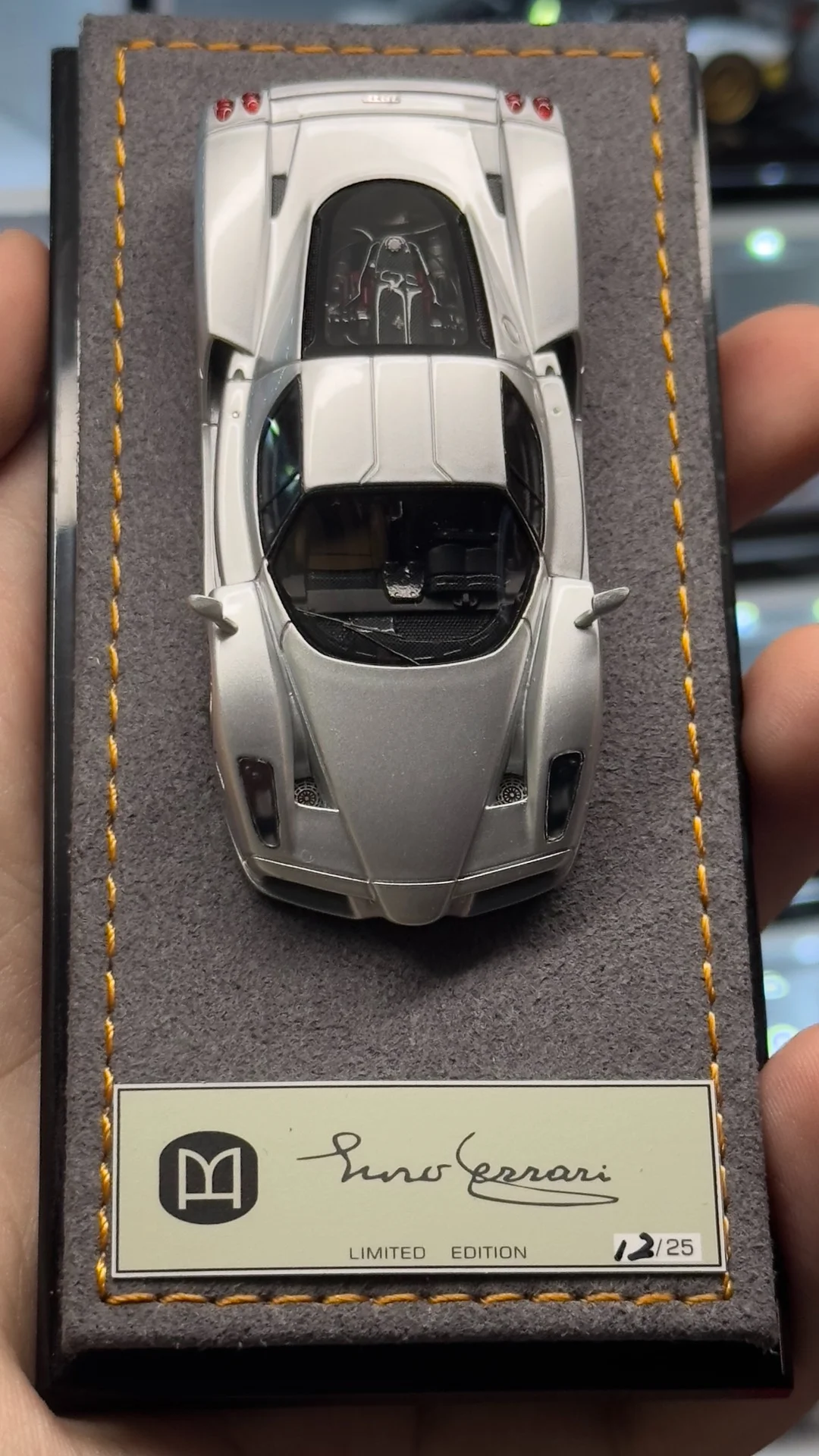 DMH 1:64 Enzo Silver Limited 25 CUSTOM ฐานหนังนิ่มเรซิ่นจําลองรถของเล่นเด็กของขวัญ